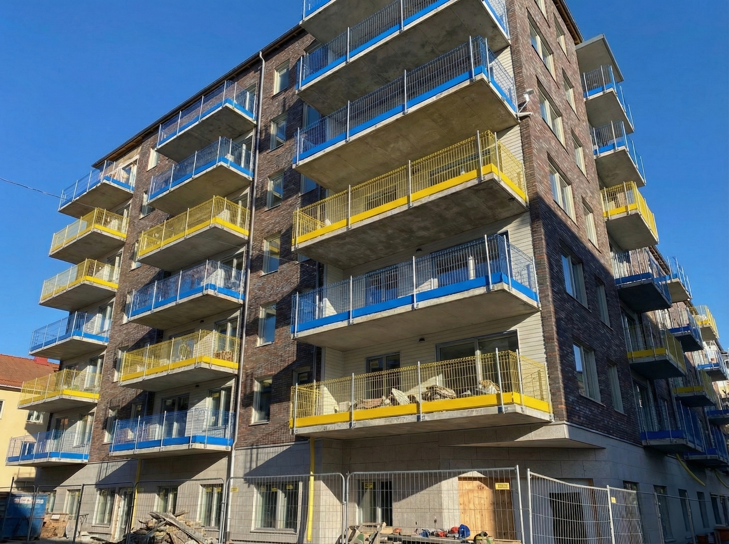 Skyddsräcken på balkonger under renovering